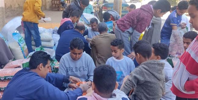 بالصور|  شباب" الحميدات" بقنا يستعدون لتعبئة شنط رمضان فى لمسة خير وحب وتعاون 