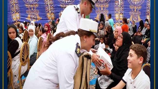 وزارة الداخلية توجه قوافل لتوزيع عبوات غذائية علي الأسر الأولي بالرعاية