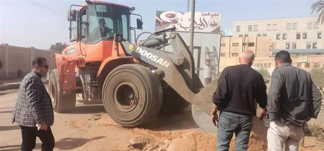 أجهزة القليوبية تلاحق الإشغالات بمدينتي طوخ وبنها