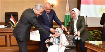 وزير العمل ومحافظ الجيزة يسلمان عقود عمل لذوي همم
