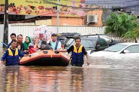   إندونيسيا.. مصرع 19 شخصا وفقدان 7 آخرين جراء الفيضانات والانهيارات الأرضية