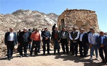   رئيس الوزراء يصعد أعلى تبة هارون ويستمع لوجهة النظر الدينية والأثرية حول جبل التجلي