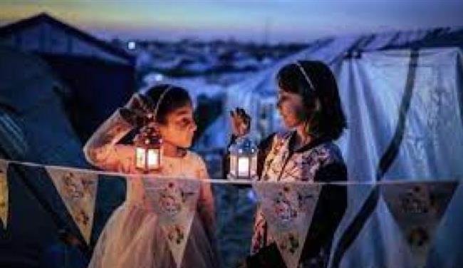 الفلسطينيون يستقبلون رمضان ببطون خاوية وأوان فارغة وقلوب يملؤها الأمل.. فيديو