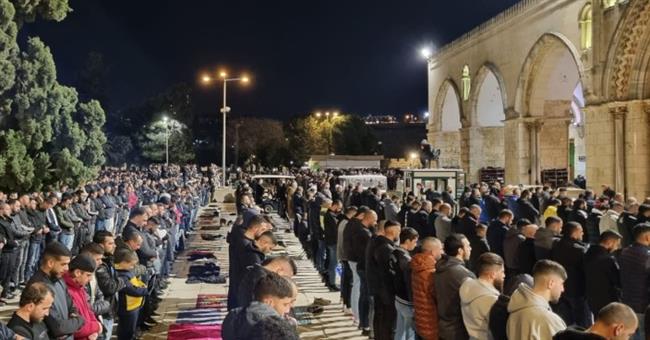 35 ألفا يؤدون صلاتي العشاء والتراويح بالمسجد الأقصى رغم ممارسات الاحتلال الإسرائيلي
