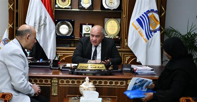 محافظ قنا يواصل استقبال المواطنين بمكتبه لبحث شكاواهم