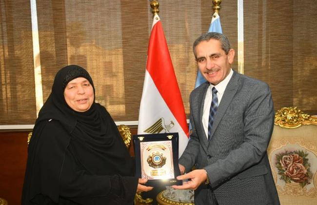 محافظ الغربية يكرم الحاجة زينب هواش أيقونة العمل الخيري في زفتى 