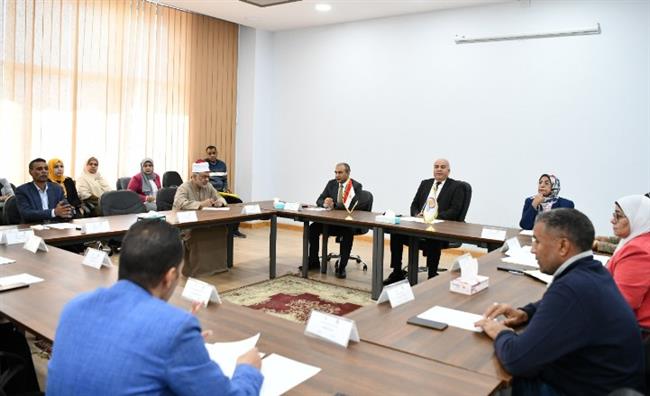 محافظ قنا يوجه بضرورة تكثيف الأنشطة الثقافية