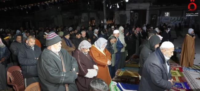 "يصلون في العراء".. الفلسطينيون يقيمون صلاة التراويح فوق أنقاض المساجد المدمرة