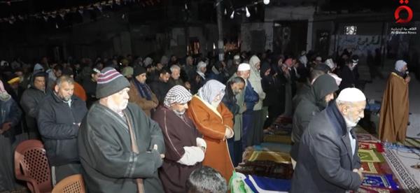"يصلون في العراء".. الفلسطينيون يقيمون صلاة التراويح فوق أنقاض المساجد المدمرة