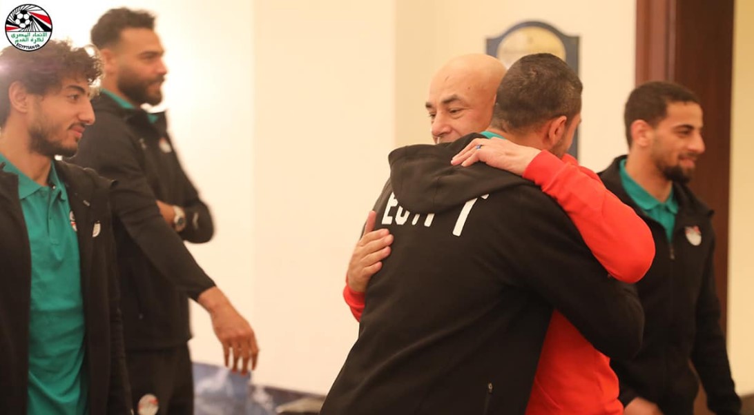 بالأحضان.. حسام حسن يلتقي بلاعبي منتخب مصر للمرة الأولى | صور