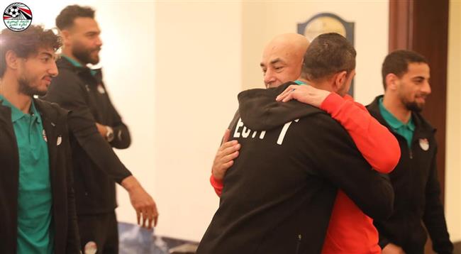 بالأحضان.. حسام حسن يلتقي بلاعبي منتخب مصر للمرة الأولى | صور