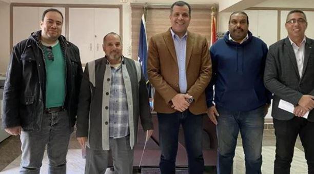 السويس .. مديرية التعليم تكرم "حارسا ليليا" بمدرسة أحبط محاولة سرقة