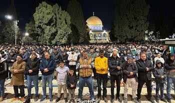   40 ألف فلسطيني يؤدون صلاتي العشاء و التراويح في رحاب المسجد الأقصى المبارك
