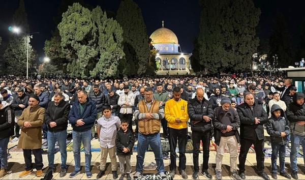 40 ألف فلسطيني يؤدون صلاتي العشاء و التراويح في رحاب المسجد الأقصى المبارك