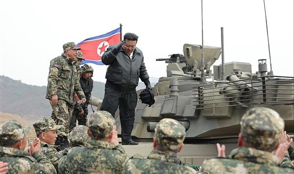 زعيم كوريا الشمالية يكشف عن دبابة قتالية جديدة