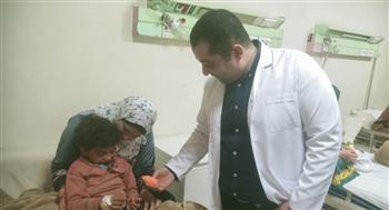   مدير مستشفي بنى سويف التخصصي يوزع فوانيس رمضان على الأطفال 