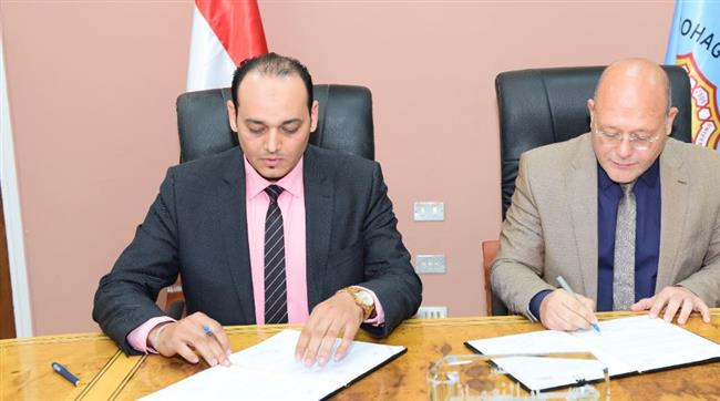 رئيس جامعة سوهاج يوقع عقد شراكة مع شركة لأعمال النظافة 