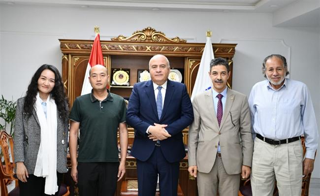 بحجم استثمارات أجنبية تزيد عن 5 ملايين دولار..  محافظ قنا يبحث إقامة مصنعين للإسفنج 