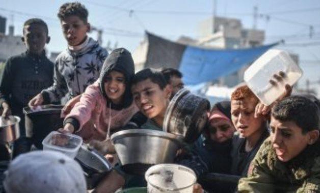 الجيش الإسرائيلي يستهدف مواطنين ينتظرون مساعدات وسقوط عشرات القتلى