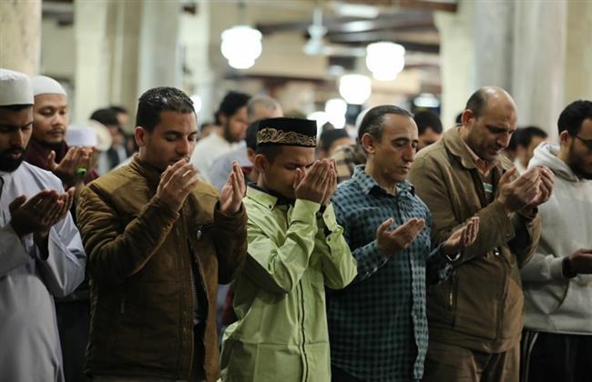 من ربوع مصر وقارات العالم.. آلاف المصلين يفدون إلى الجامع الأزهر لصلاة التراويح