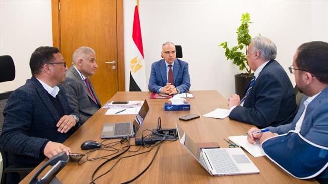 وزير الري يبحث تنفيذ مركبة برمائية لتطهير الترع والمصارف