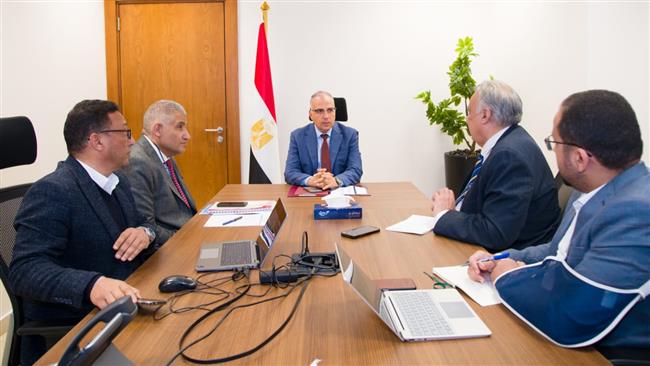 وزير الري يبحث تنفيذ مركبة برمائية لتطهير الترع والمصارف