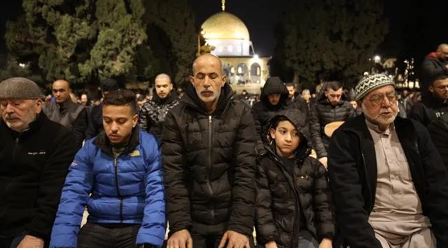60 ألفا يؤدون صلاتي العشاء والتراويح في المسجد الأقصى المبارك
