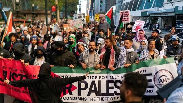 مظاهرة حاشدة في فيينا للمطالبة تضامنا مع الفلسطينيين بقطاع غزة
