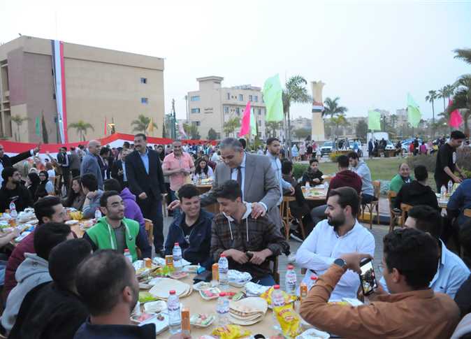 في حفل إفطار جماعي.. رئيس جامعة كفر الشيخ يكرم مجموعة من الطلبة المتفوقين