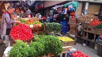   الطماطم بـ3.5 جنيه والثوم بـ14.. أسعار الخضروات اليوم فى سوق العبور