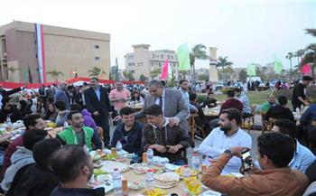   في حفل إفطار جماعي.. رئيس جامعة كفر الشيخ يكرم مجموعة من الطلبة المتفوقين