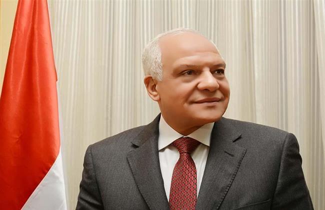 محافظ الجيزة يعتمد ترقية 27 معلما وأخصائيا وصرف بدل الاعتماد المقرر لهم قانونًا