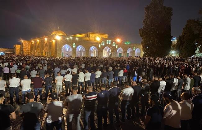 25 ألف يؤدون التراويح بالأقصى .. والاحتلال يصدر 100 أمر إبعاد بحق مرابطين ومعتقلين سابقين