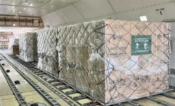 السعودية تقدم 70 طنًا من المواد الإغاثية للشعب الأوكراني