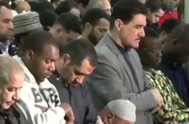 يبتغون فضلًا من الله.. الجامع الأزهر ممتلئ بآلاف المصلين في الليلة العاشرة من رمضان