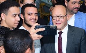 لليوم التالي على التوالي.. رئيس جامعة سوهاج يشارك طلابه المغتربين الإفطار