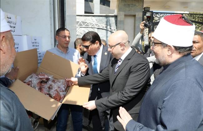 وزير الأوقاف ومحافظ بني سويف يشهدان توزيع اللحوم على الأسر الأولى بالرعاية