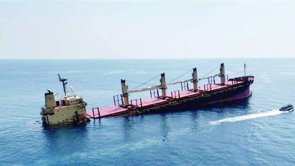 غرق سفينة شحن كبيرة في البحر الأحمر بعد استهدافها من الحوثيين