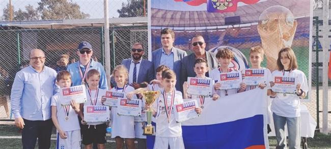 فريق المدرسة الروسية بالقاهرة يفوز بكأس البيت الروسي لكرة القدم 