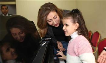   وزيرة الثقافة توجه بتوفير كافة أشكال الدعم لطفلة "قادرون باختلاف" تاليا محمد