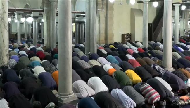 يرجون القبول.. آلاف المصلين من جنسيات مختلفة يؤدون العشاء والتراويح بالأزهر