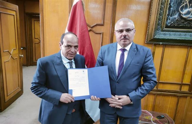 رئيس جامعة قناة السويس يكلف عاطف منصور للقيام بعمل أمين كلية الزراعة