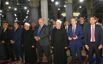 محافظ الغربية والمفتي يؤديان صلاة التراويح بـ المسجد الأحمدي
