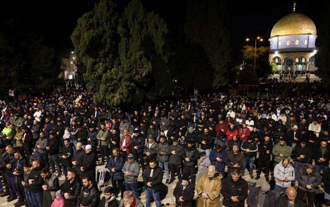 رغم استفزاز المستوطنين.. 30 ألفًا يؤدون صلاتي العشاء والتراويح بـ المسجد الأقصى
