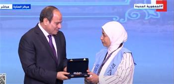   الرئيس السيسي يكرم عددا من الأمهات المثاليات فى يوم المرأة المصرية