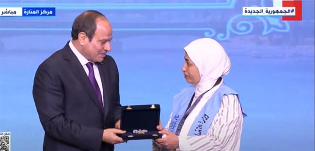 الرئيس السيسي يكرم عددا من الأمهات المثاليات فى يوم المرأة المصرية