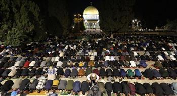   عشرات آلاف الفلسطينيين يؤدون صلاتي العشاء والتراويح في رحاب المسجد الأقصى
