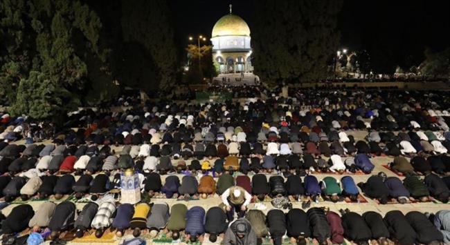 عشرات آلاف الفلسطينيين يؤدون صلاتي العشاء والتراويح في رحاب المسجد الأقصى