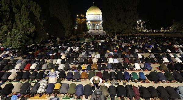 عشرات آلاف الفلسطينيين يؤدون صلاتي العشاء والتراويح في رحاب المسجد الأقصى