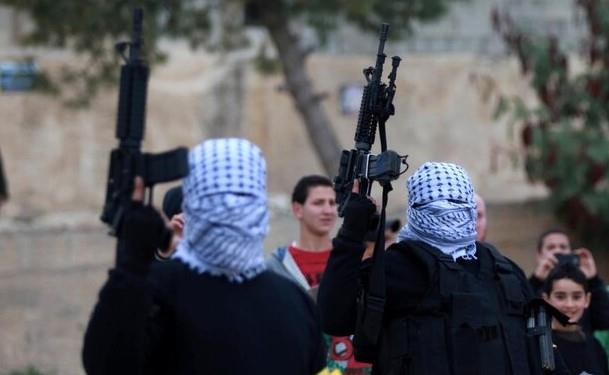 فلسطينيون يفتحون النار على حافلة مستوطنين غرب رام الله
